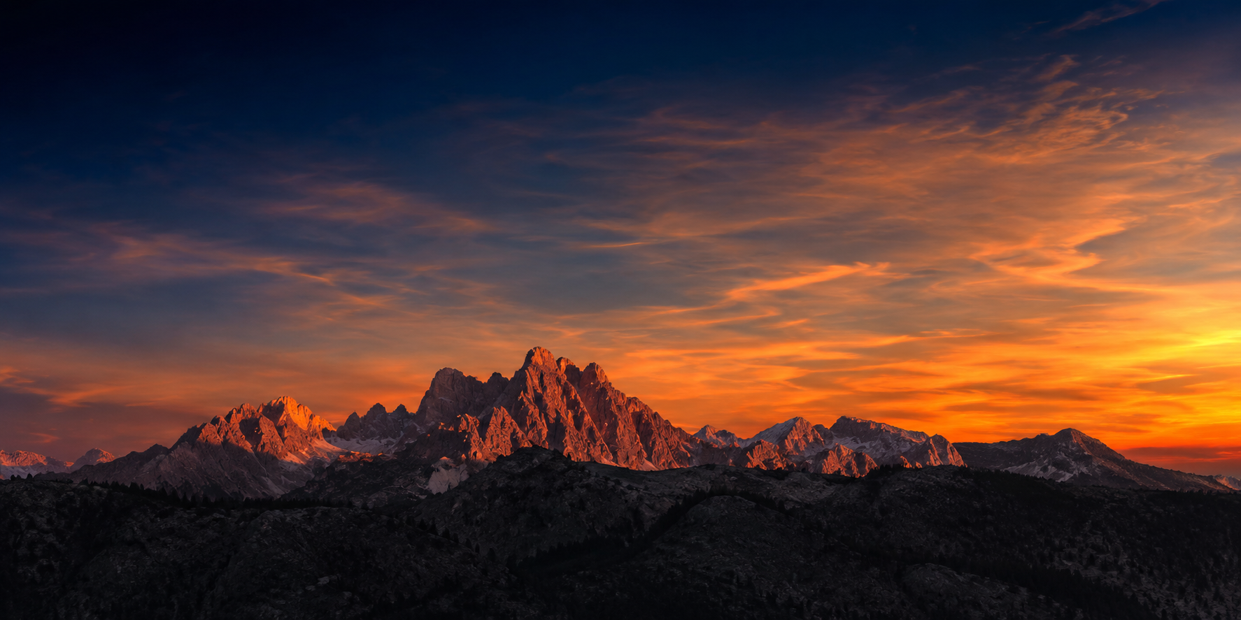 Sunset panorama of the Idaho Sawtooth mountain range.